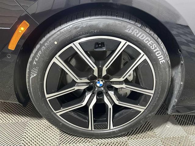 Photo of 2024 Black Sapphire Metallic BMW i7
