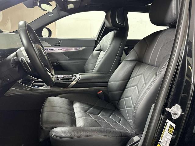 Photo of 2024 Black Sapphire Metallic BMW i7