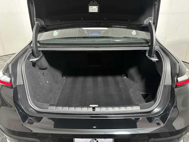 Photo of 2024 Black Sapphire Metallic BMW i7