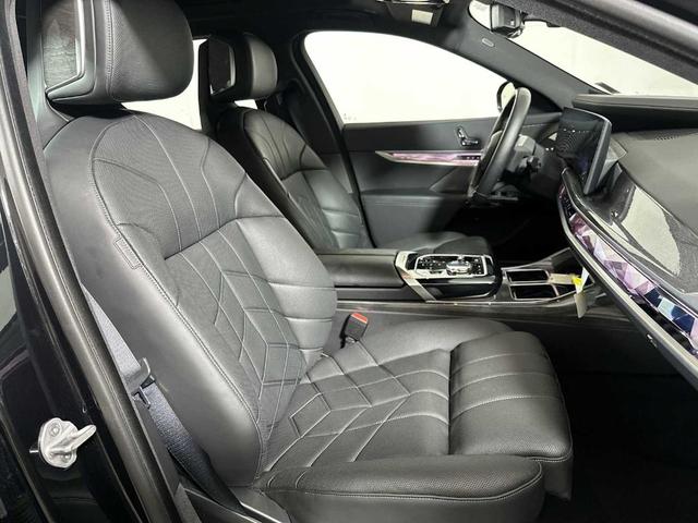 Photo of 2024 Black Sapphire Metallic BMW i7