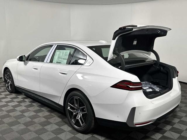 Photo of 2026 Alpine White BMW i5