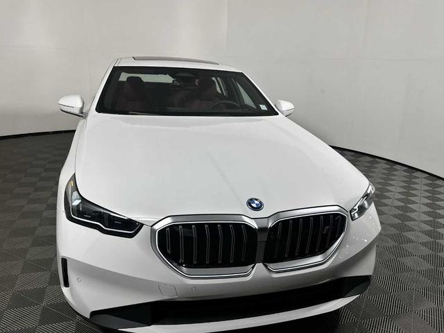 Photo of 2026 Alpine White BMW i5