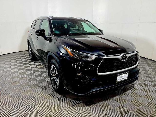 Photo of 2023 Midnight Black Metallic Toyota Highlander