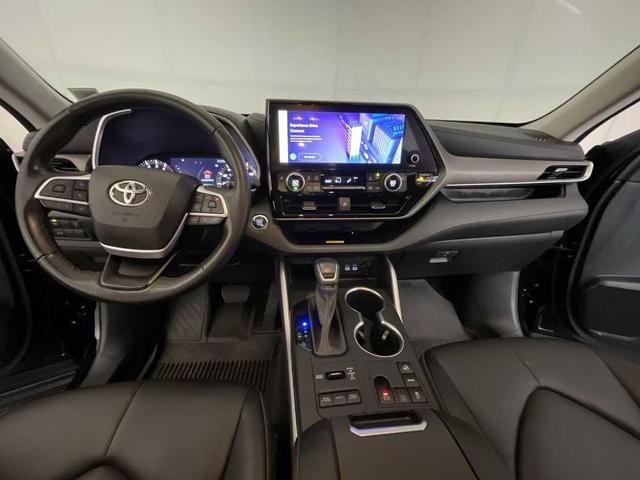 Photo of 2023 Midnight Black Metallic Toyota Highlander