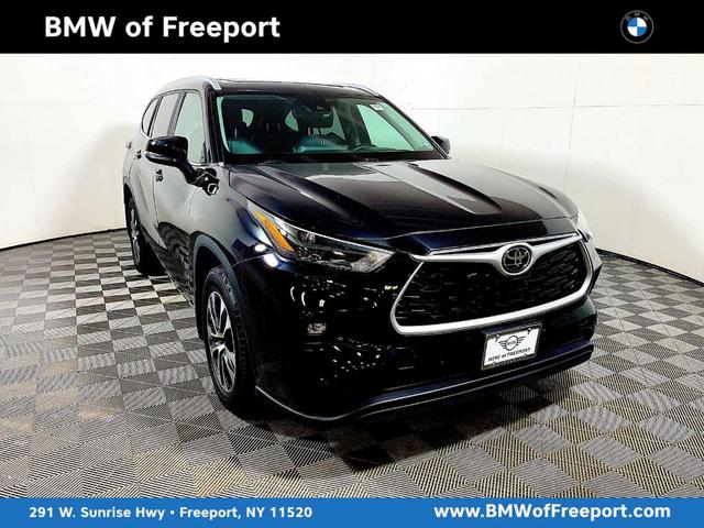 Photo of 2023 Midnight Black Metallic Toyota Highlander