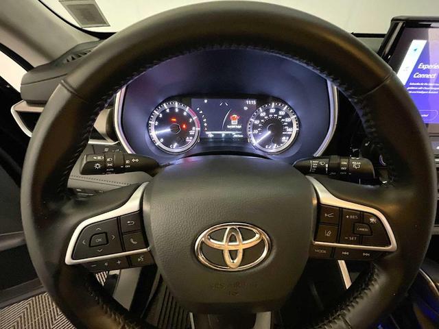 Photo of 2023 Midnight Black Metallic Toyota Highlander
