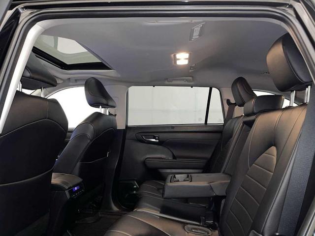 Photo of 2023 Midnight Black Metallic Toyota Highlander