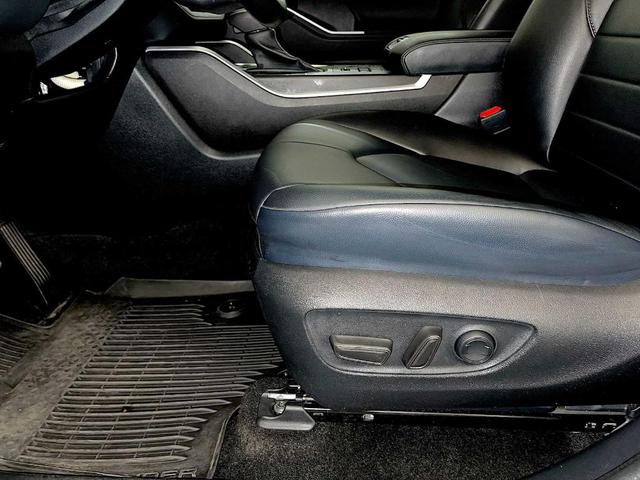 Photo of 2023 Midnight Black Metallic Toyota Highlander