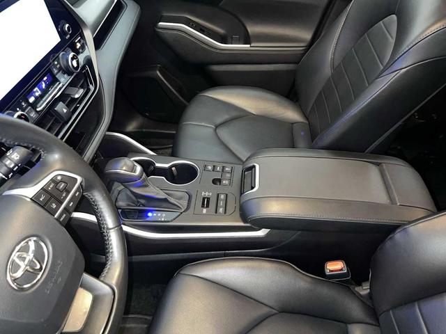 Photo of 2023 Midnight Black Metallic Toyota Highlander