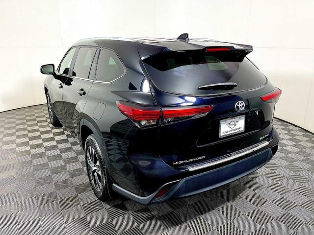 Photo of 2023 Midnight Black Metallic Toyota Highlander