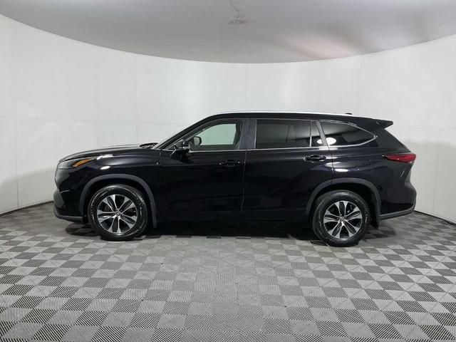 Photo of 2023 Midnight Black Metallic Toyota Highlander