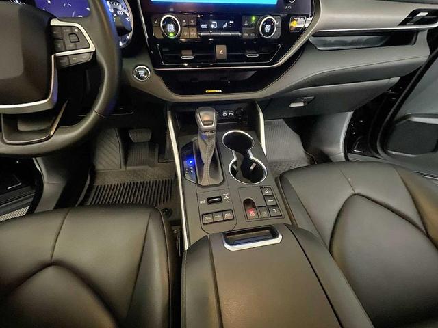 Photo of 2023 Midnight Black Metallic Toyota Highlander