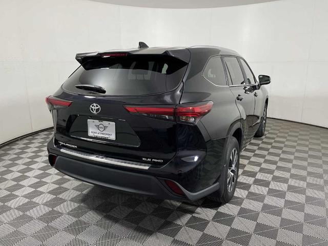 Photo of 2023 Midnight Black Metallic Toyota Highlander