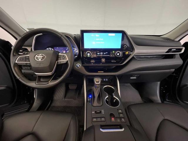 Photo of 2023 Midnight Black Metallic Toyota Highlander