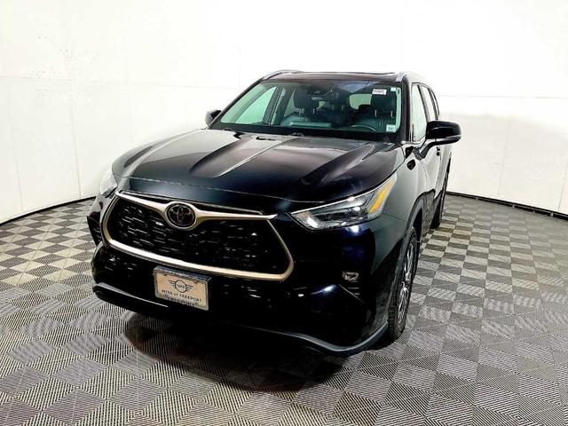 Photo of 2023 Midnight Black Metallic Toyota Highlander