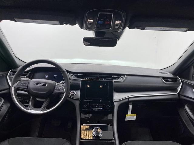 Photo of 2025 Metallic Jeep Grand Cherokee