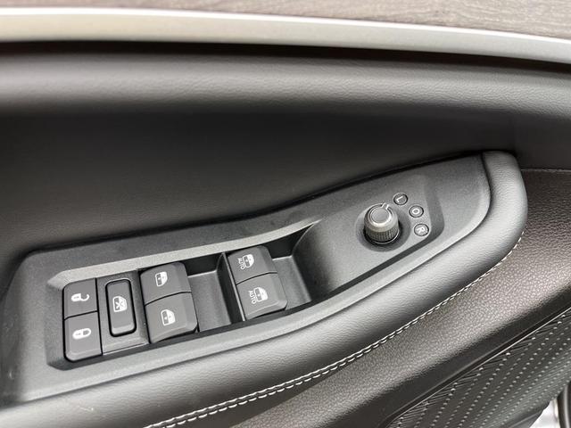 Photo of 2025 Metallic Jeep Grand Cherokee