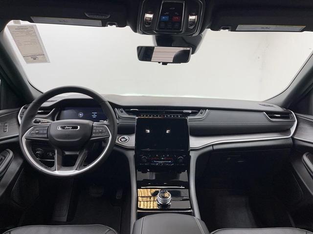 Photo of 2025 Metallic Jeep Grand Cherokee