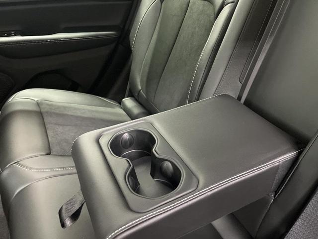 Photo of 2025 Metallic Jeep Grand Cherokee