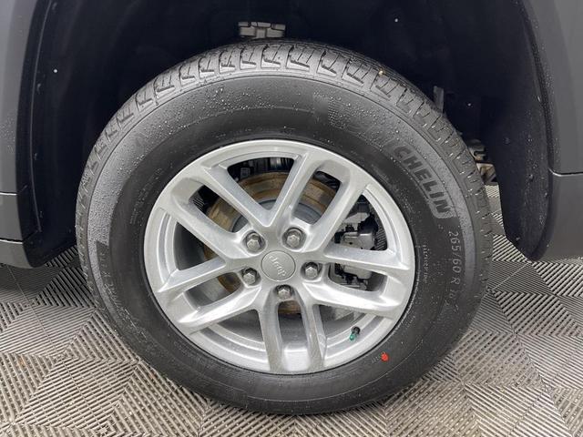 Photo of 2025 Bright White Clearcoat Jeep Grand Cherokee