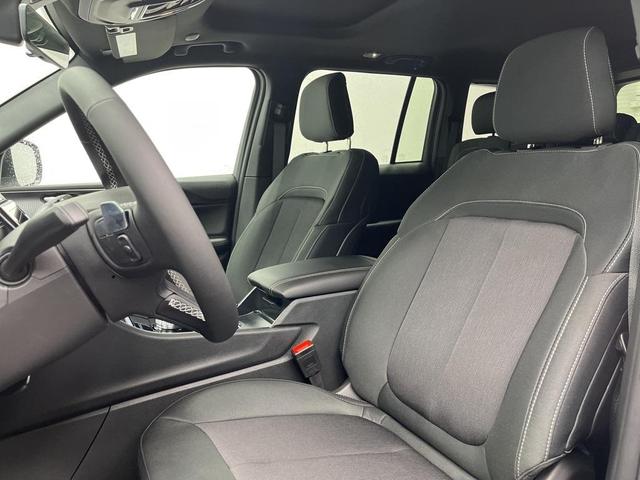 Photo of 2025 Bright White Clearcoat Jeep Grand Cherokee