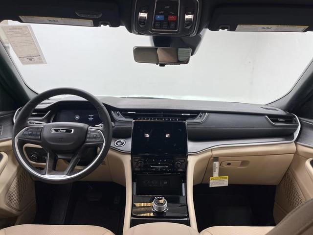 Photo of 2025 Metallic Jeep Grand Cherokee