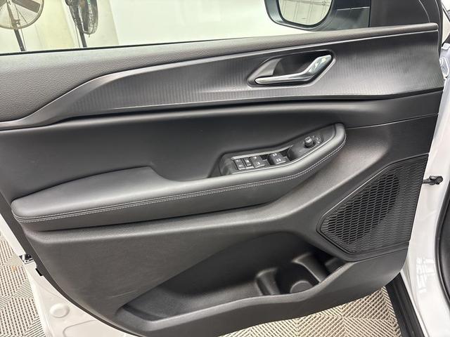 Photo of 2025 Bright White Clearcoat Jeep Grand Cherokee