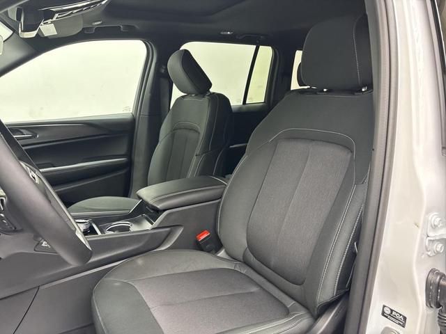 Photo of 2025 Bright White Clearcoat Jeep Grand Cherokee