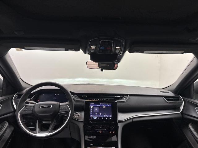 Photo of 2025 Bright White Clearcoat Jeep Grand Cherokee