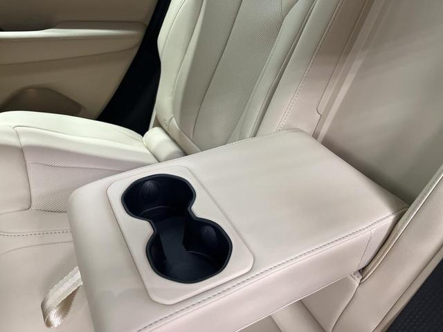 Photo of 2025 Metallic Jeep Grand Cherokee