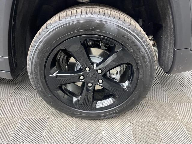 Photo of 2025 Metallic Jeep Grand Cherokee