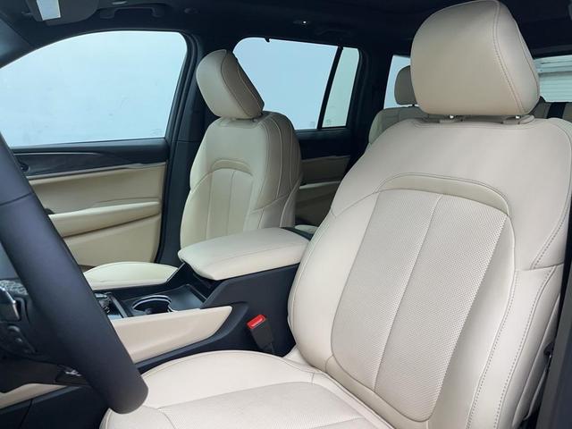 Photo of 2025 Metallic Jeep Grand Cherokee
