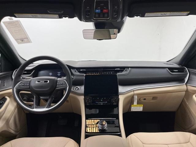 Photo of 2025 Metallic Jeep Grand Cherokee
