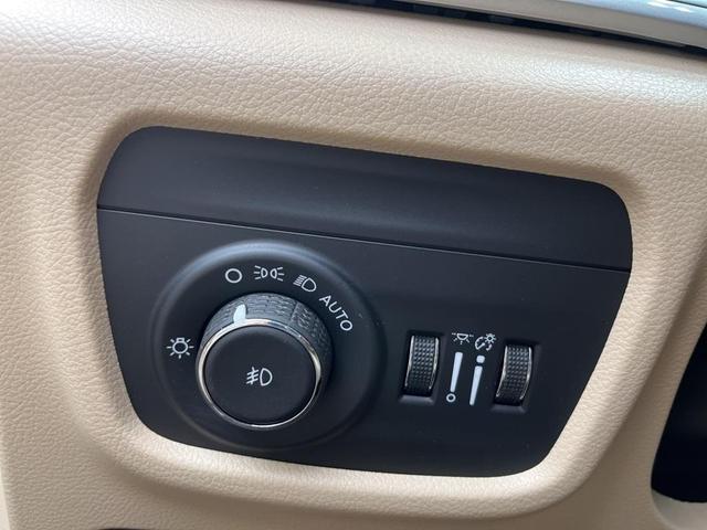 Photo of 2025 Metallic Jeep Grand Cherokee