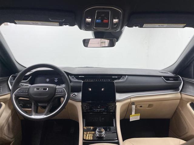Photo of 2025 Bright White Clearcoat Jeep Grand Cherokee