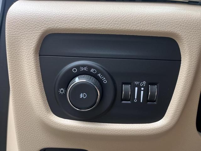 Photo of 2025 Bright White Clearcoat Jeep Grand Cherokee
