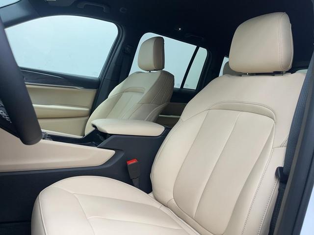 Photo of 2025 Bright White Clearcoat Jeep Grand Cherokee