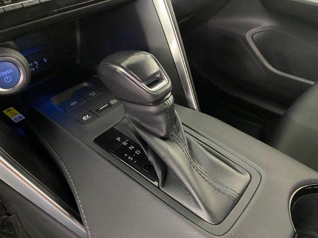 Photo of 2022 Blizzard Pearl Toyota Venza