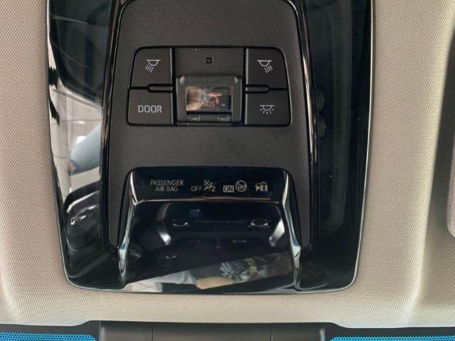 Photo of 2022 Blizzard Pearl Toyota Venza
