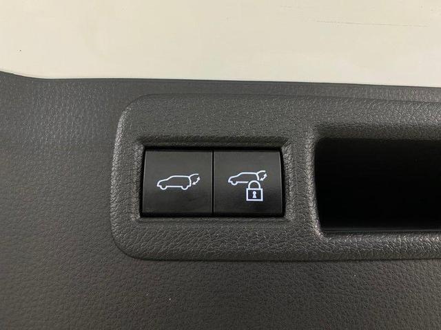 Photo of 2022 Blizzard Pearl Toyota Venza