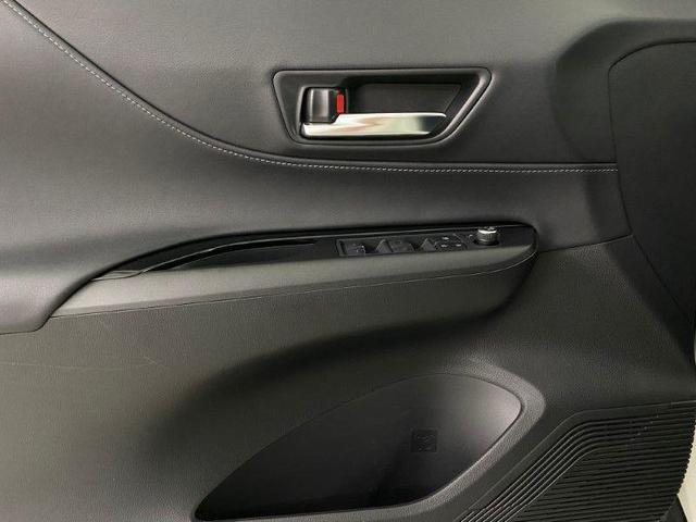 Photo of 2022 Blizzard Pearl Toyota Venza