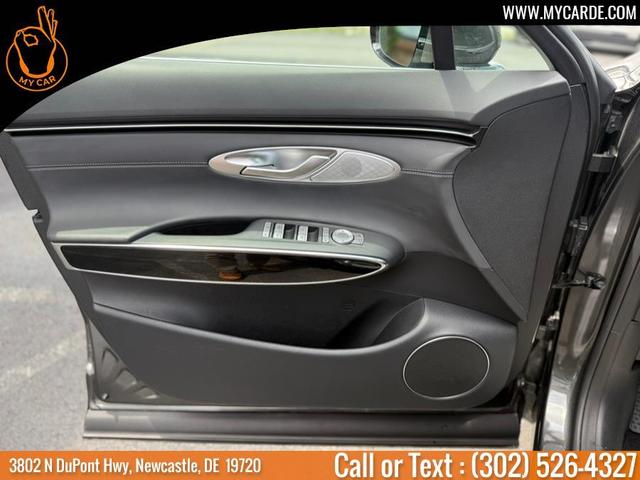 Photo of 2025 Makalu Gray Genesis GV70