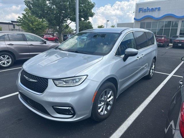 Photo of 2023 Silver Mist Clearcoat Chrysler Pacifica