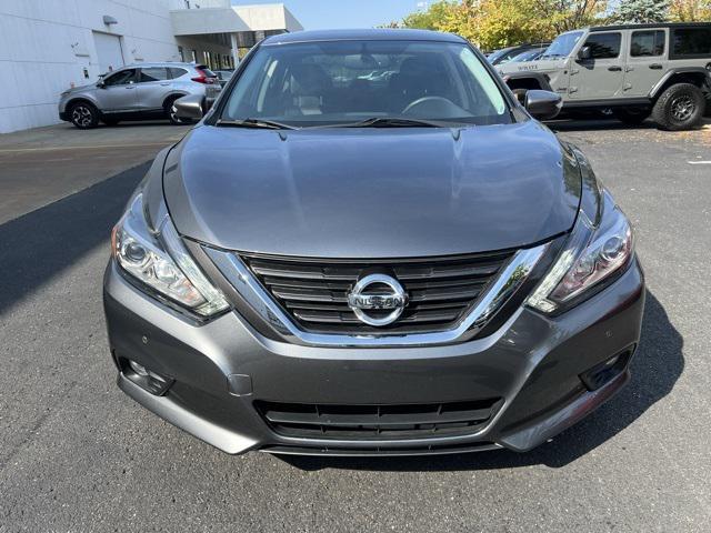 Photo of 2017 Gray Nissan Altima