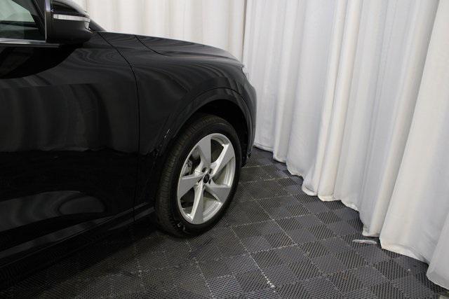Photo of 2025 Mythos Black Metallic Audi Q5
