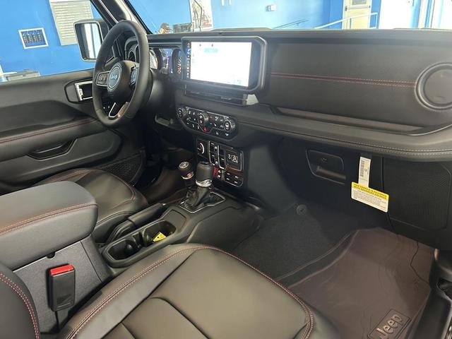Photo of 2025 Black Clearcoat Jeep Gladiator