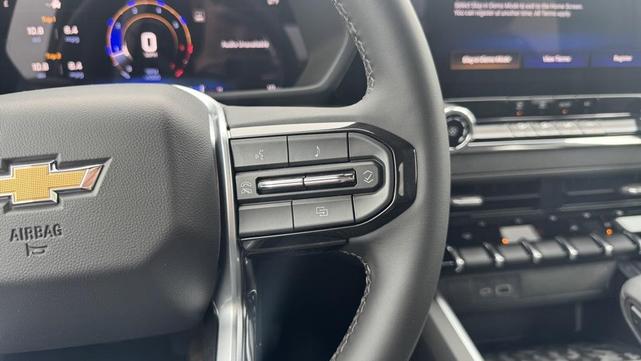 Photo of 2025 Summit White Chevrolet Colorado