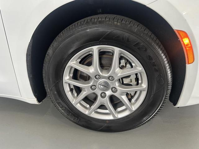 Photo of 2024 Bright White Clearcoat Chrysler Pacifica