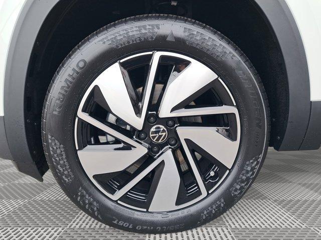 Photo of 2025 Opal White Pearl Effect Volkswagen Atlas