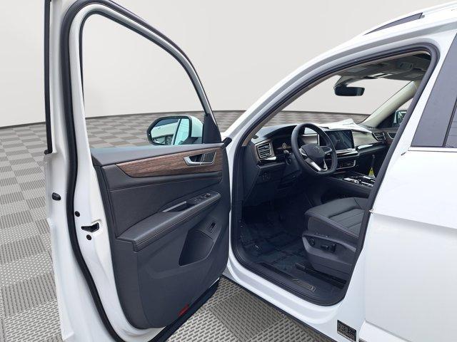 Photo of 2025 Opal White Pearl Effect Volkswagen Atlas